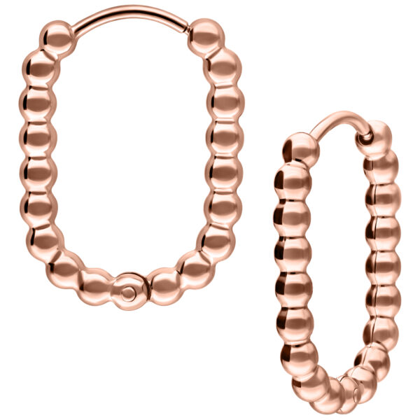 Dos brillantes aros ovalados de oro rosado sobre fondo blanco