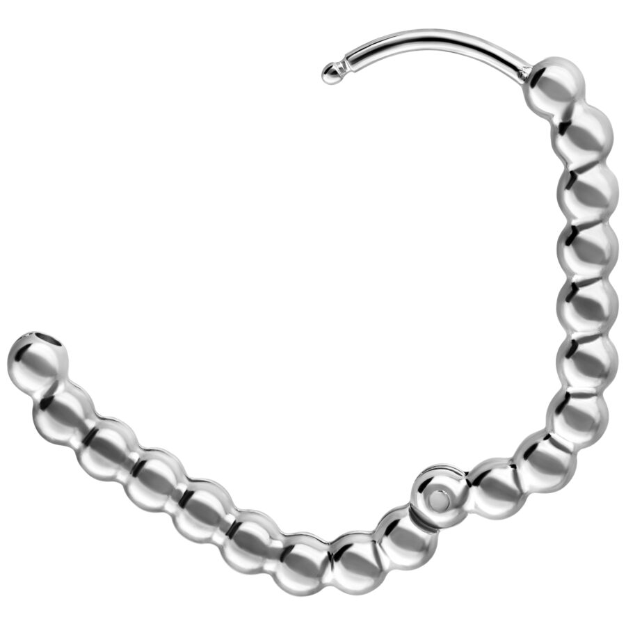Pendientes ovalados de plata hechos de acero quirúrgico 316L brillante sobre fondo blanco