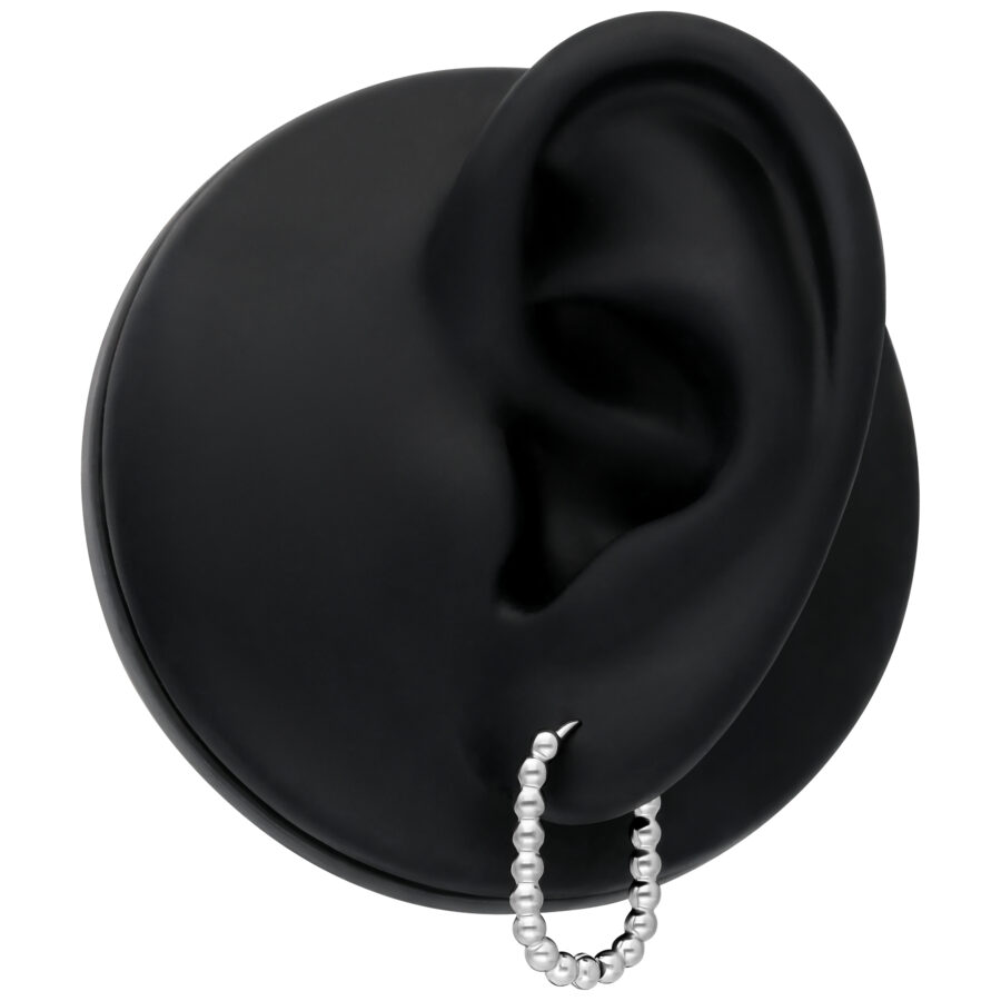 Aros Oval Bubble de plata en oreja negra sobre fondo neutro