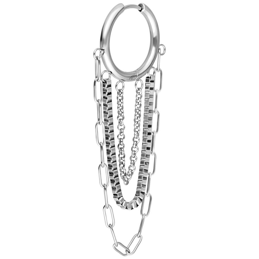 Aros plateados con varias cadenas, sobre fondo blanco