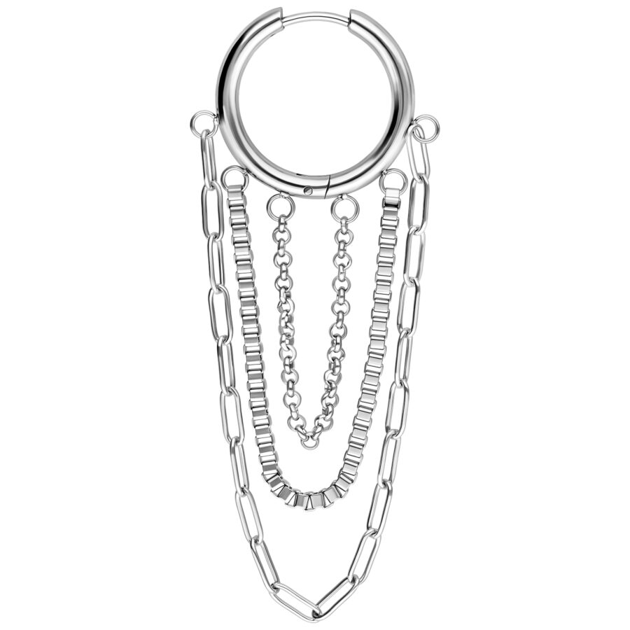 Aros de plata con varias capas de cadenas sobre fondo blanco