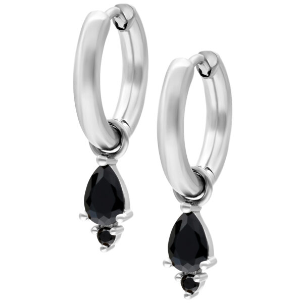 Par de aros de plata con cristales negros colgantes sobre fondo blanco