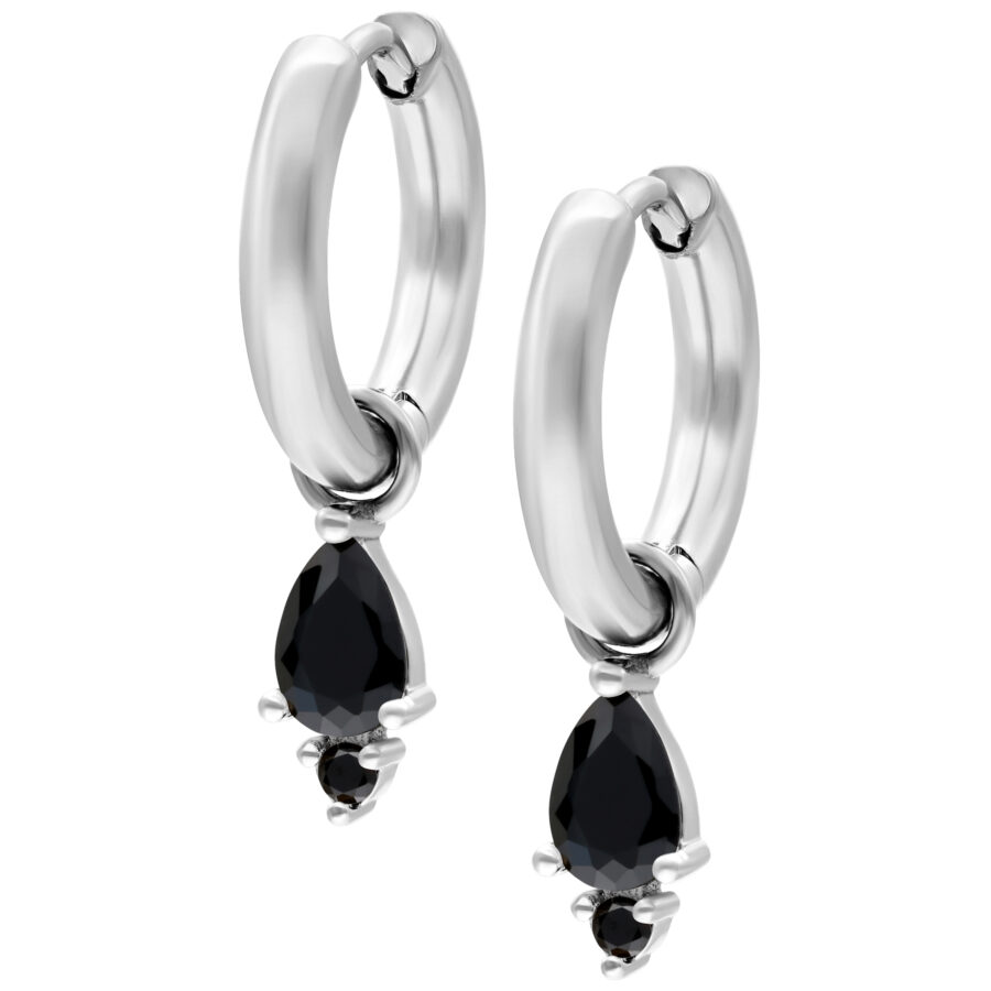Par de aros de plata con cristales negros colgantes sobre fondo blanco