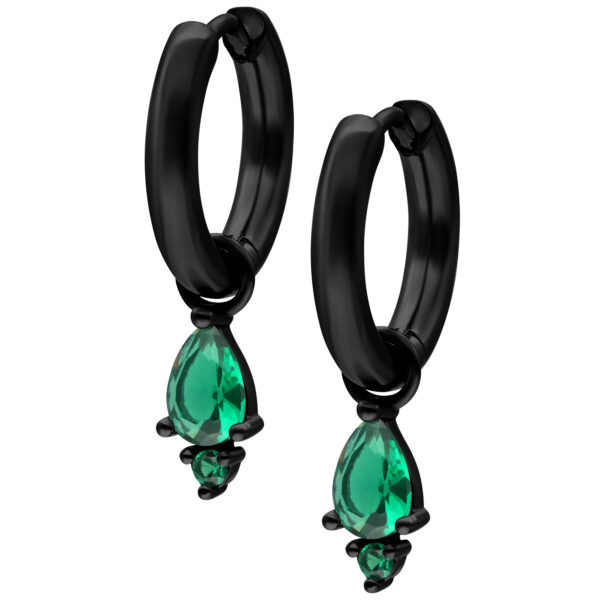 Pendientes negros con cristales verde esmeralda sobre fondo blanco