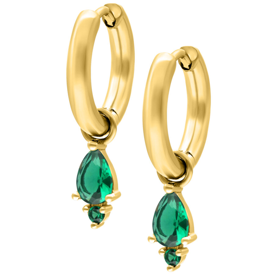 Aros dorados con cristales en forma de gota verde esmeralda sobre fondo blanco