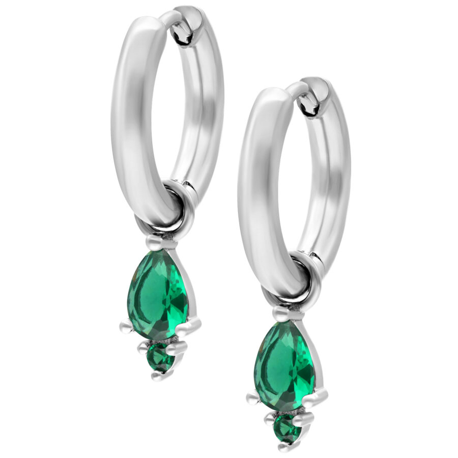 Pendientes de plata con cristales verde esmeralda sobre fondo blanco