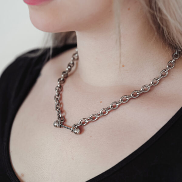 Collar Barbell plateado de acero quirúrgico llevado sobre una camiseta negra