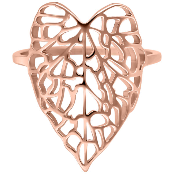 Anillo de oro rosado en forma de hoja sobre fondo blanco