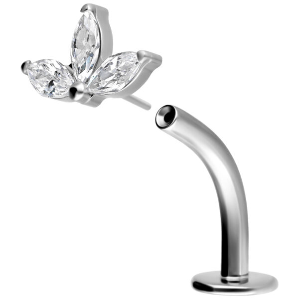 Labret Curvado de Titanio Plateado con Flor de Cristal sobre fondo blanco