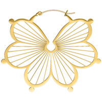 Aros dorados en forma de flor sobre fondo blanco