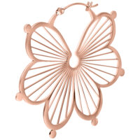 Roségoldene Flower Hoops Ohrringe Roségoldene Ohrringe in Blumenform auf weißem Hintergrund