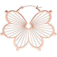 Roségold Flower Hoops Ohrringe Set Roségoldene Flower Hoops Ohrringe auf weißem Hintergrund