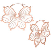 Roségoldene Flower Hoops Ohrringe Paar Zwei roségoldene Flower Hoops Ohrringe auf weißem Hintergrund