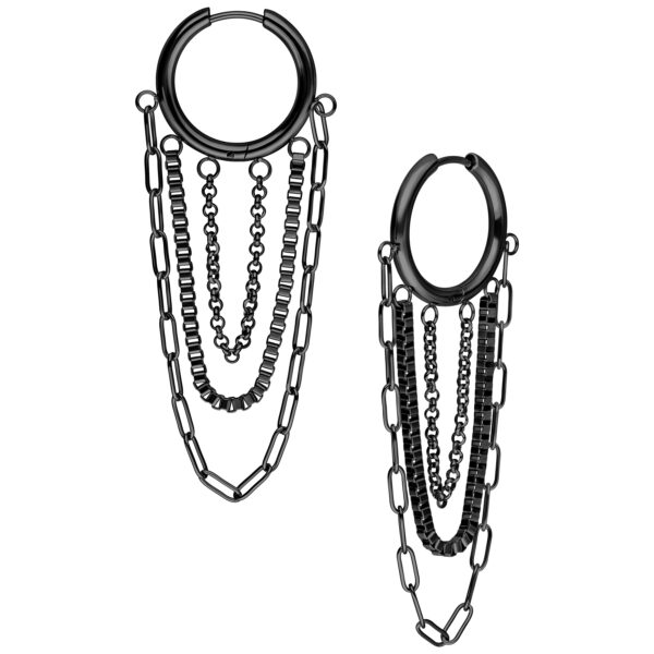 Aros negros con varias capas de cadenas sobre fondo blanco