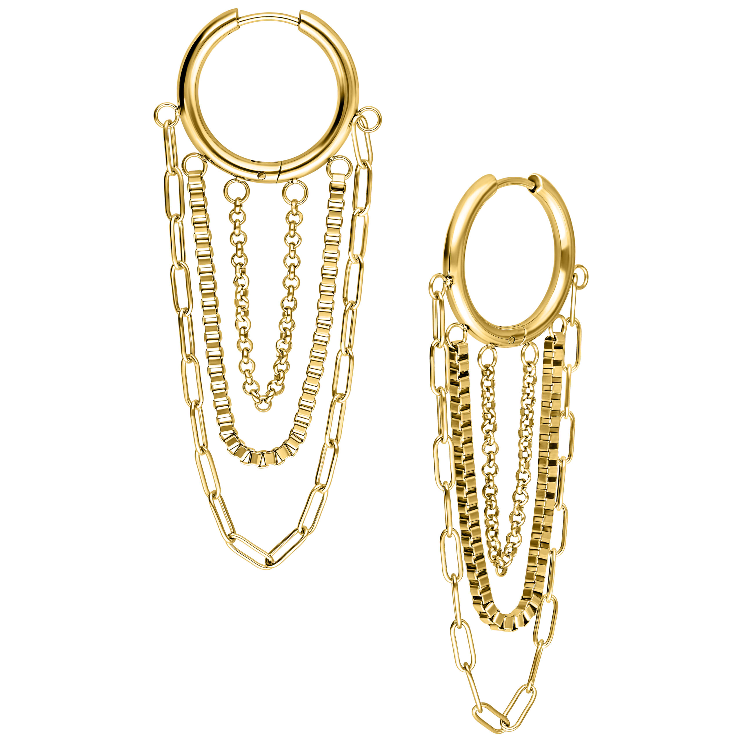 Zwei goldene Multilayer Chain Hoops Ohrringe auf weißem Hintergrund