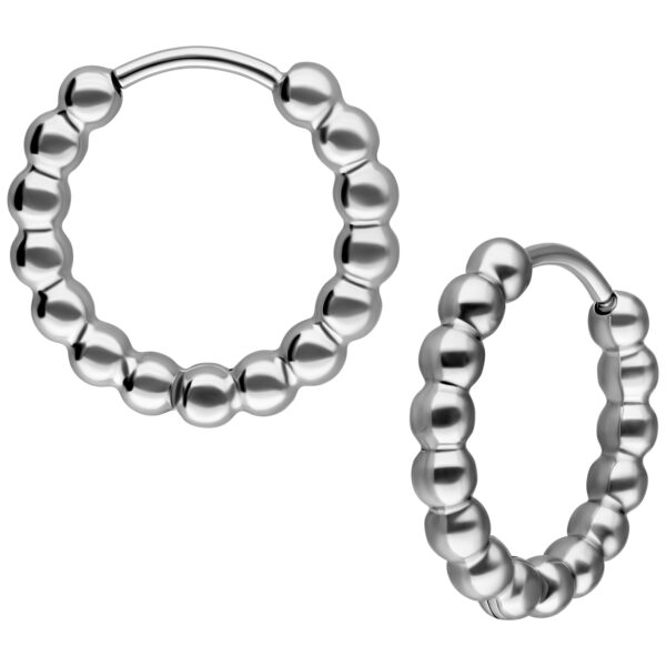 Pendientes de acero inoxidable plateados con diseño de burbujas sobre fondo blanco