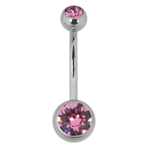 Piercing de ombligo plateado con cristal rosa sobre fondo blanco