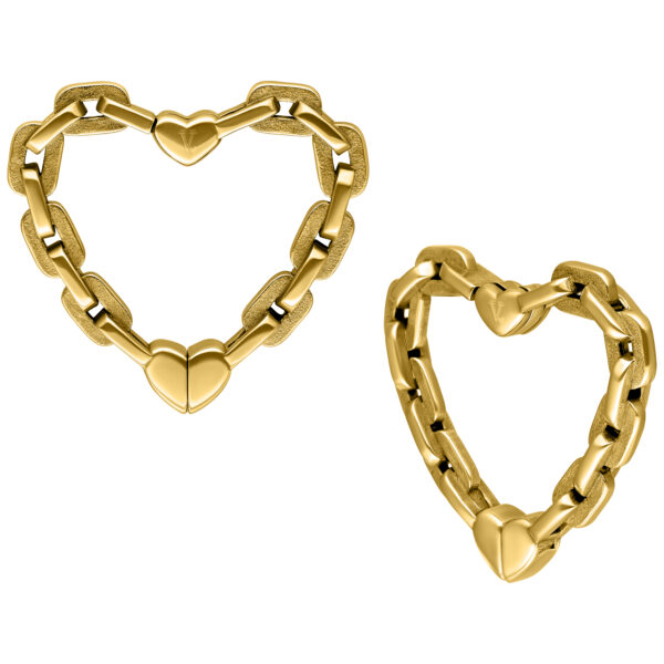 Dos pesas para orejas en forma de corazón doradas de metal sobre fondo blanco