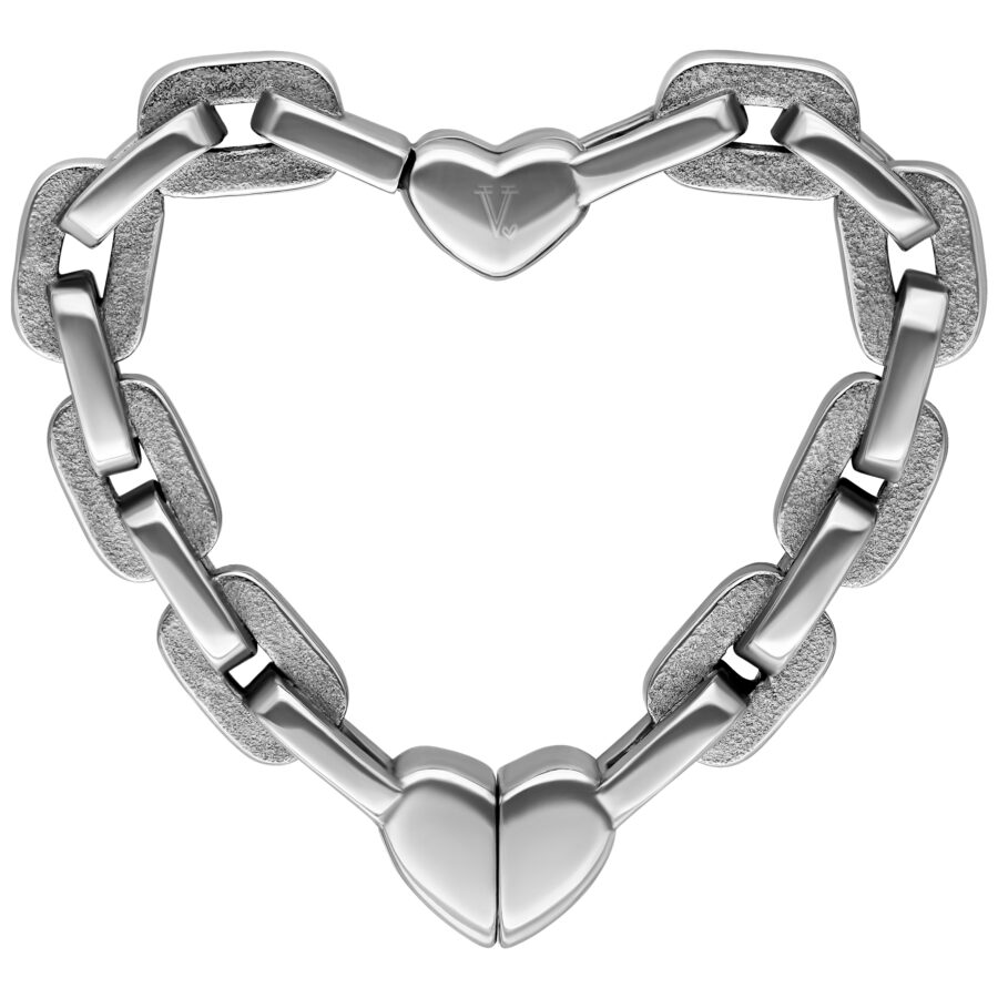 Peso para oreja plateado en forma de corazón con superficie brillante sobre fondo blanco