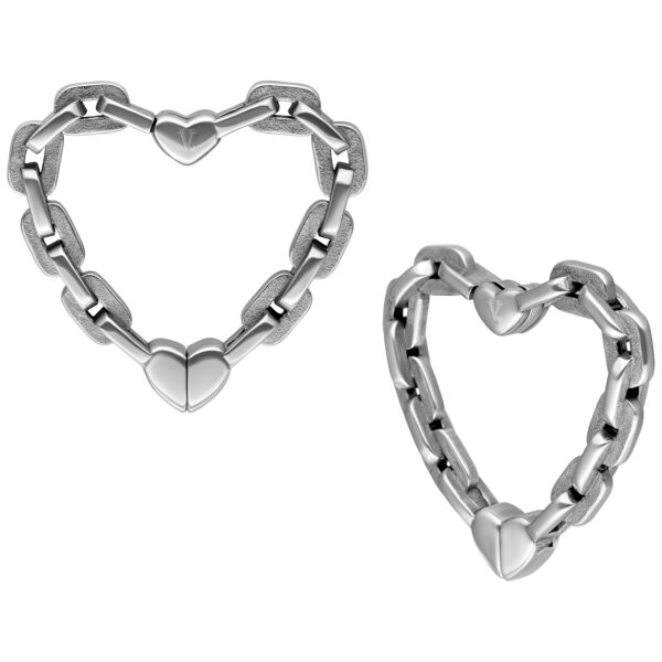 Dos pesas para orejas plateadas en forma de corazón sobre fondo blanco