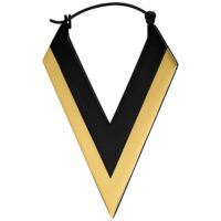 Pendientes en forma de V dorados y negros sobre fondo blanco
