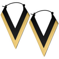 Dos pendientes en forma de V de oro y negro sobre fondo blanco