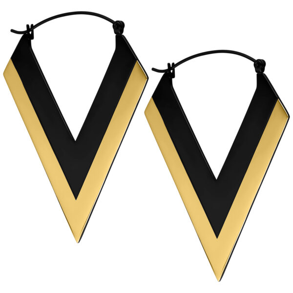 Dos pendientes en forma de V de oro y negro sobre fondo blanco