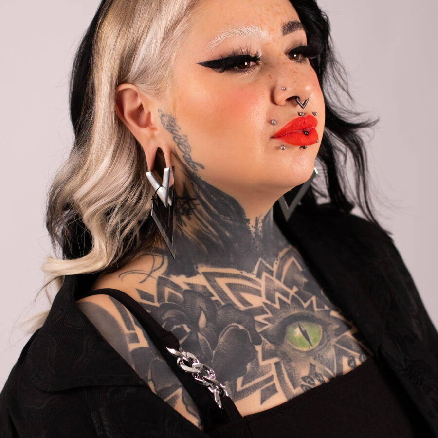 Mujer con Verena Venus Plata Negra V Hoops frente a fondo neutro