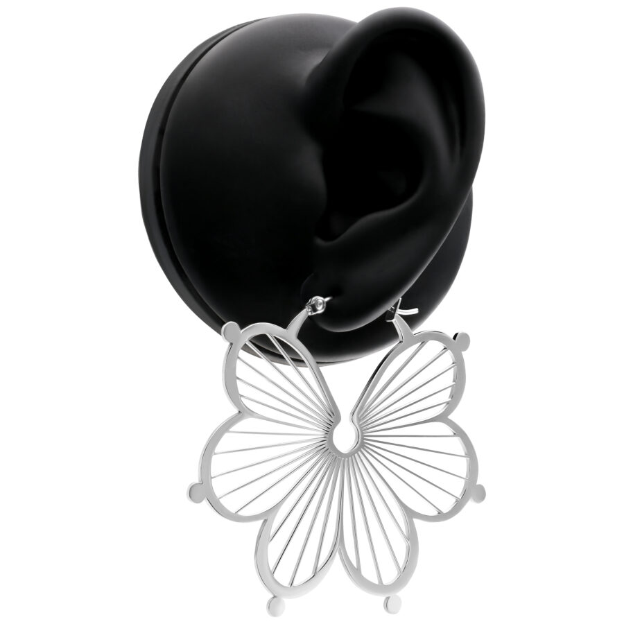 Aros Flower de plata en un modelo de oreja negra