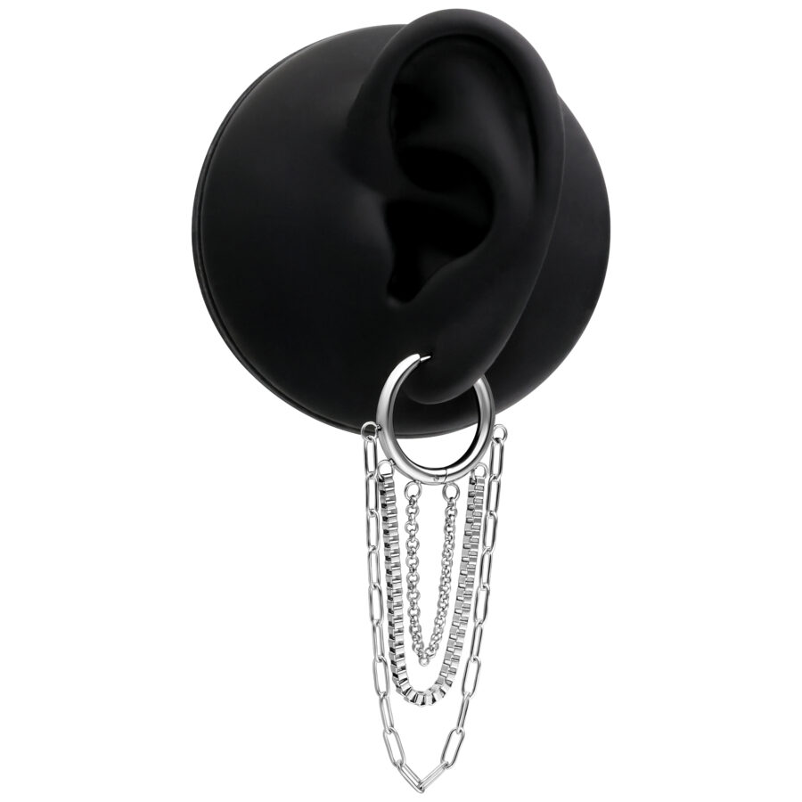 Pendientes plateados con varias cadenas y cierre de bisagra en modelo de oreja negra
