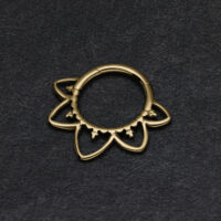 Clicker de Septum Oriental Dorado Clicker de septum dorado con diseño oriental sobre fondo oscuro