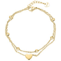 Pulsera dorada de doble cadena con colgante de corazón sobre fondo blanco