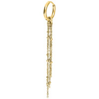 Brillante aro dorado con colgante de cadena sobre fondo blanco