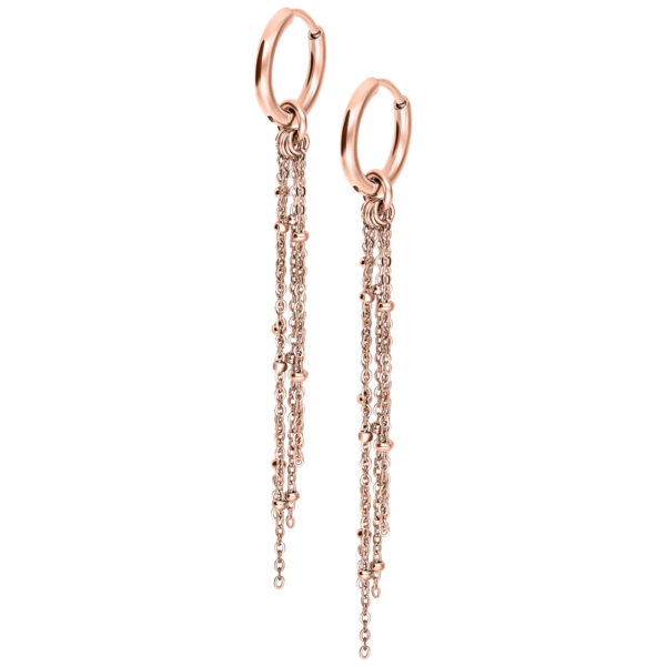Aros de oro rosa con detalles de cadena sobre fondo blanco
