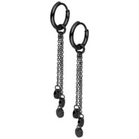 Schwarze Ohrringe mit Ketten und Platten auf weißem Hintergrund