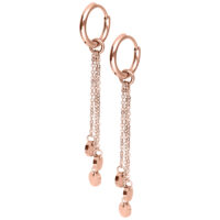 Roségoldene Little Plate Hoops Ohrringe Paar Paar roségoldene Ohrringe mit Kettendetails auf weißem Hintergrund