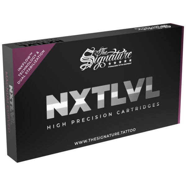 Caja negra con letras plateadas 'NXT LVL' sobre fondo blanco