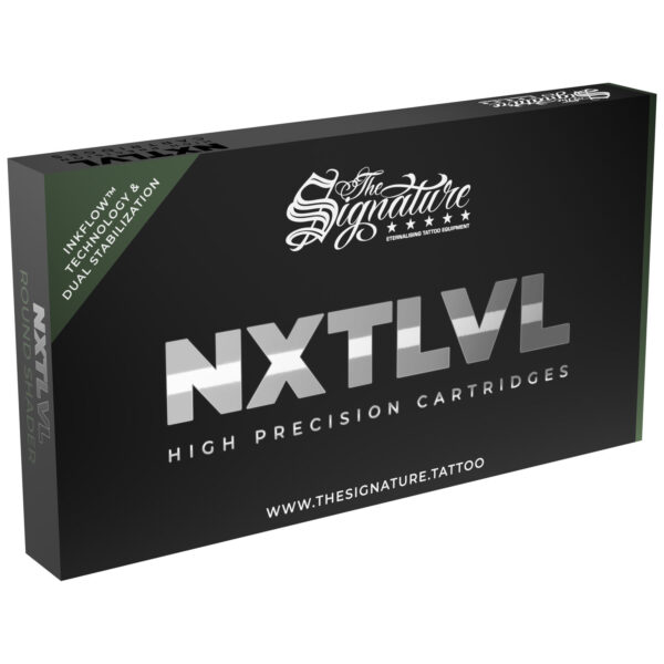 Caja negra con inscripción plateada 'NXT LVL' y 'The Signature' sobre fondo blanco