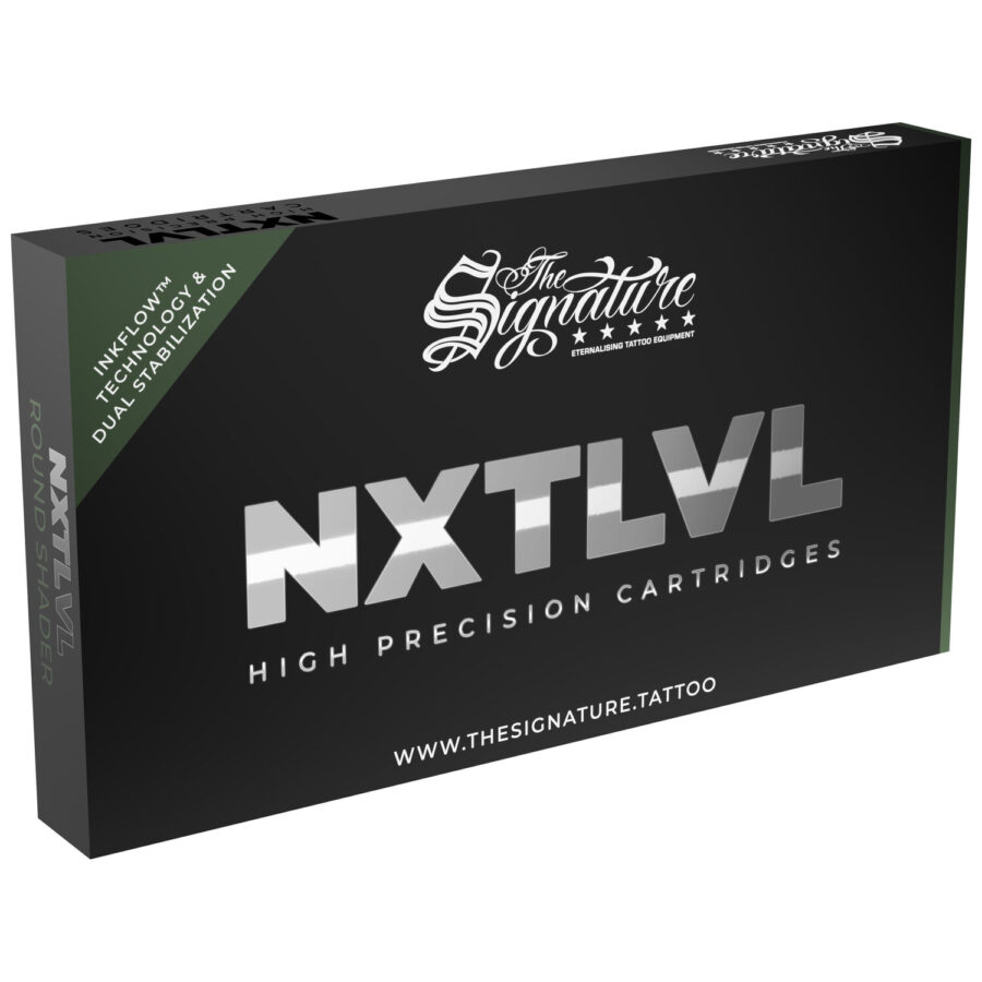 Caja negra con inscripción plateada 'NXT LVL' y 'The Signature' sobre fondo blanco