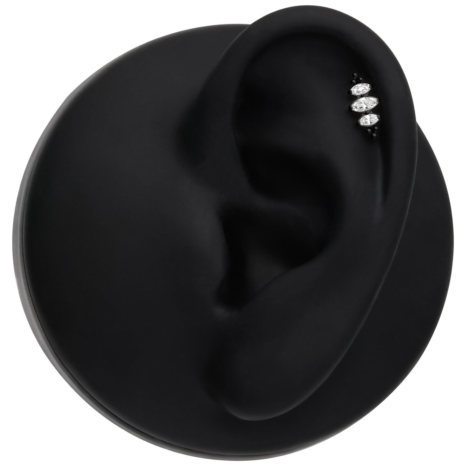 Accesorio negro para piercing de oreja con detalle de burbujas cristalinas sobre fondo negro