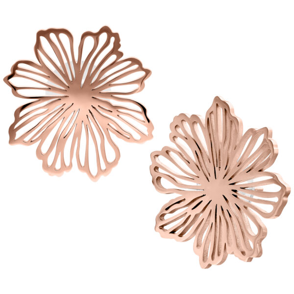 Par de pendientes de flores finas de acero quirúrgico en oro rosa sobre fondo blanco