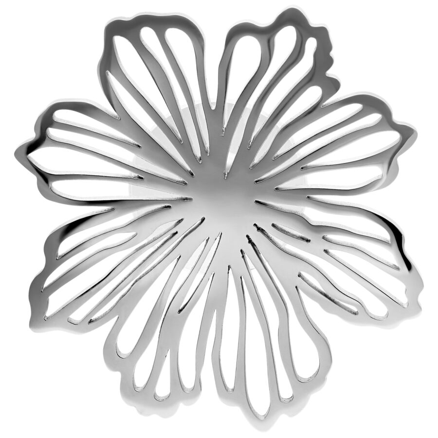 Pendientes de flores plateadas de acero inoxidable sobre fondo blanco