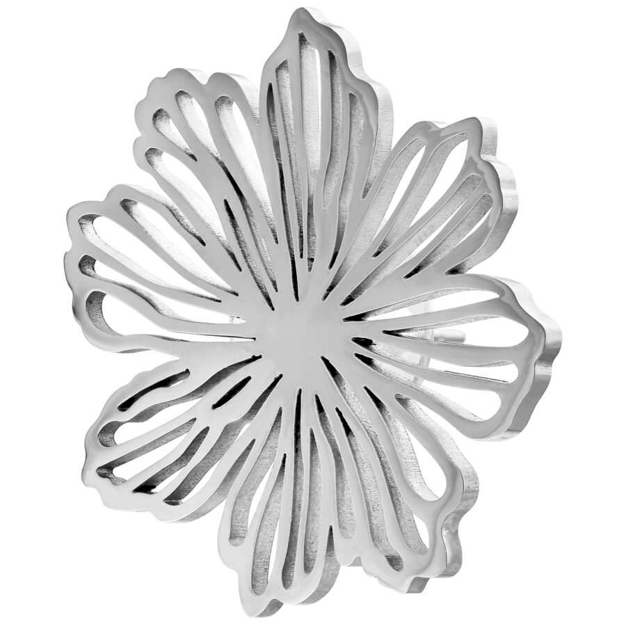 Pendientes de flores plateadas de acero inoxidable sobre fondo blanco