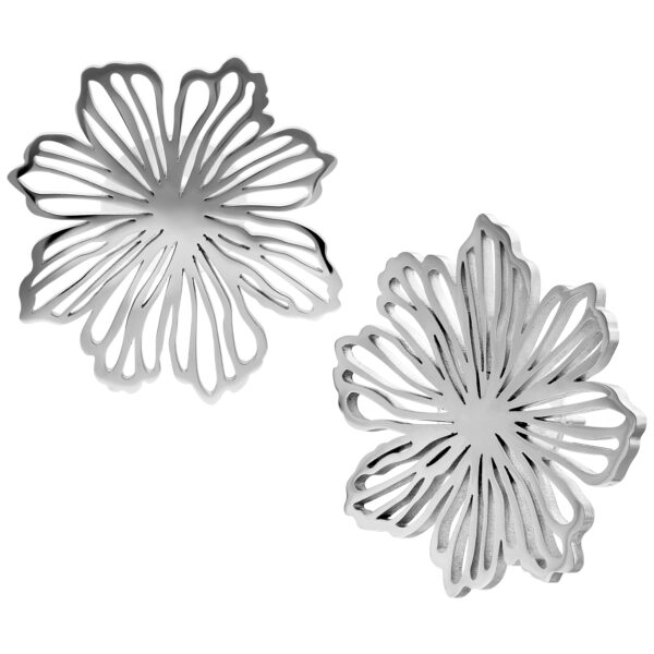 Par de pendientes de flores plateadas de acero inoxidable sobre fondo blanco