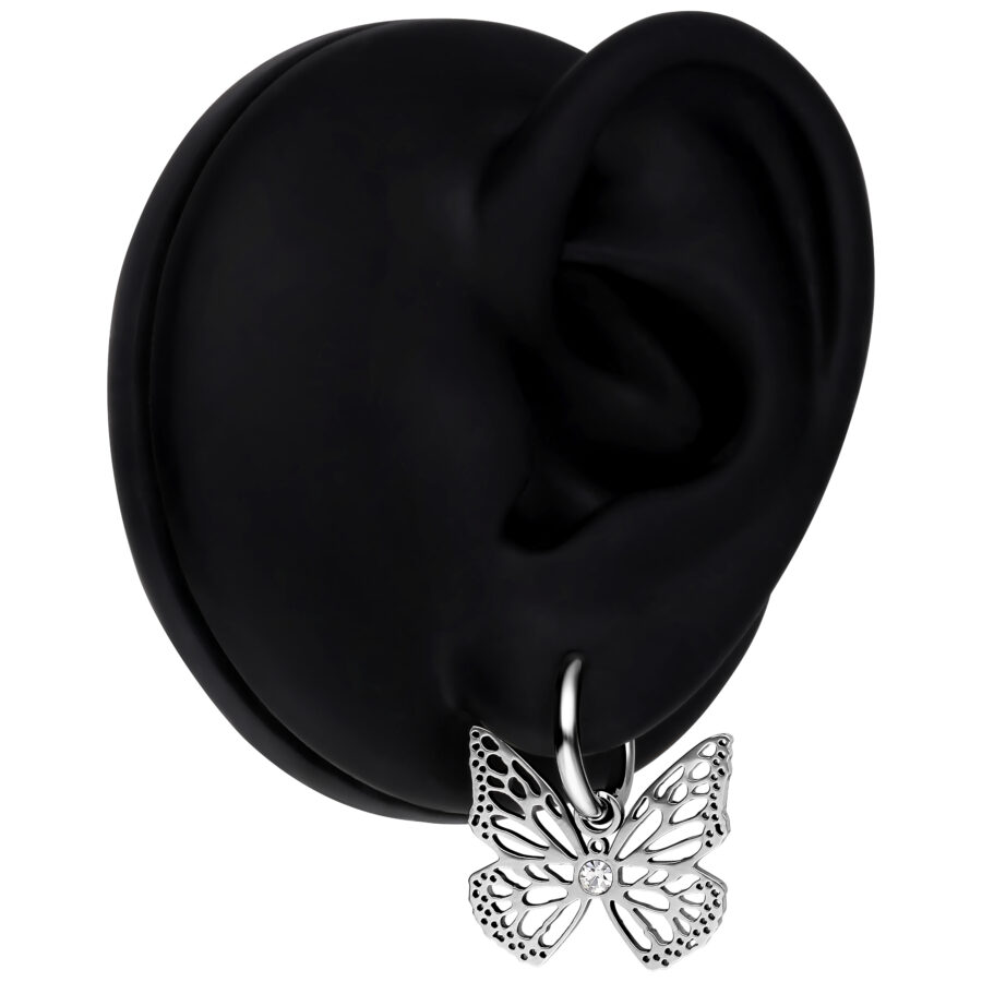 Pendientes de mariposa plateados en un expositor negro, cristal claro