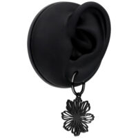 Pendientes negros de acero quirúrgico con colgante de flor sobre fondo blanco