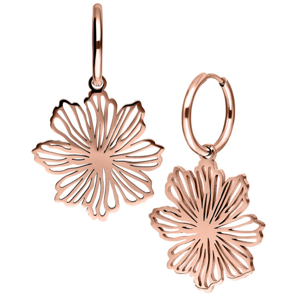 Dos pendientes de oro rosa en forma de flor sobre fondo blanco