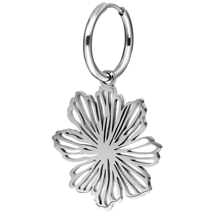 Pendiente plateado con colgante en forma de flor sobre fondo blanco