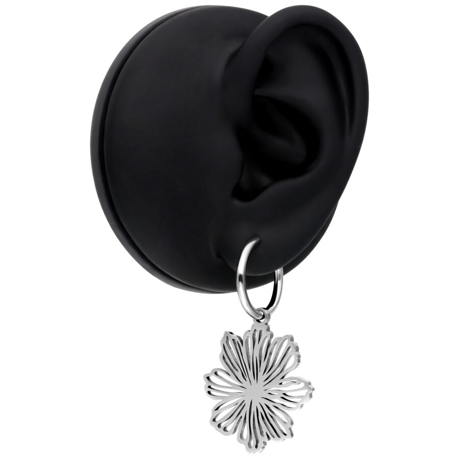 Pendientes Flower de plata en modelo de oreja negra sobre fondo blanco
