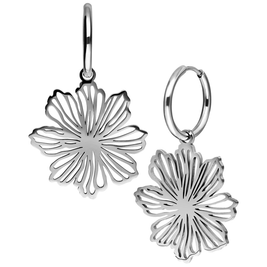 Dos pendientes de acero inoxidable plateados en forma de flor sobre fondo blanco